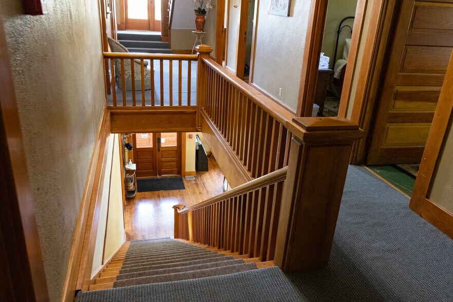 More Photos Of 40 SE Heimrich St, Dufur Hotel For Sale