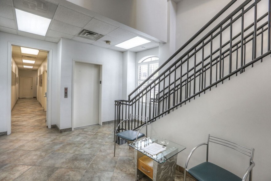 More Photos Of 5905 Winsome Ln, Houston Office For Sale