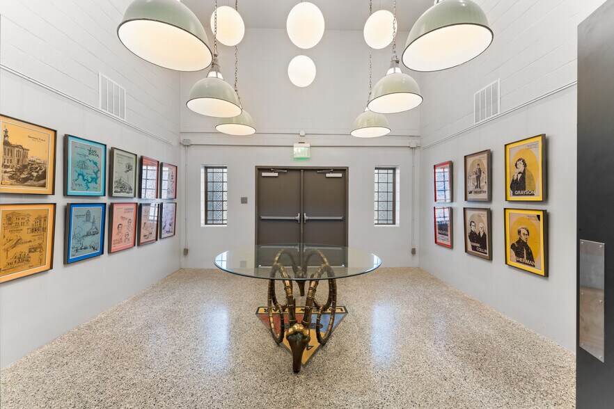 More Photos Of 1400 S Gribble St, Sherman Flex For Sale