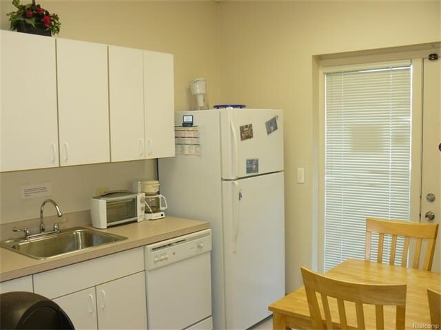 More Photos Of 27500 Hoover Rd, Warren Medical For Lease
