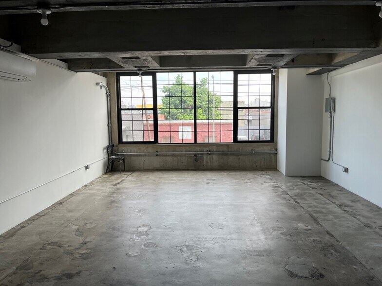 More Photos Of 310 Meserole St, Brooklyn Flex For Lease
