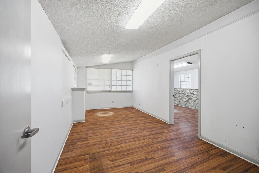 More Photos Of 7909 Rosson Dr., Austin Land For Lease