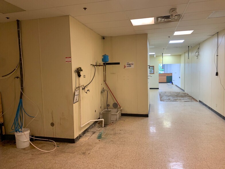 More Photos Of 546-584 S Randall Rd, Saint Charles Unknown For Lease