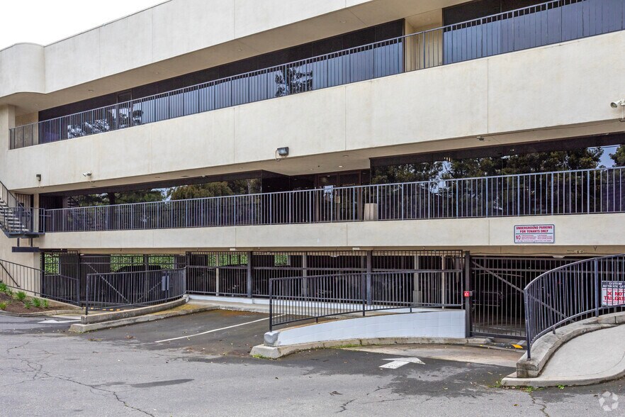 More Photos Of 2440 W Shaw Ave, Fresno Office For Lease