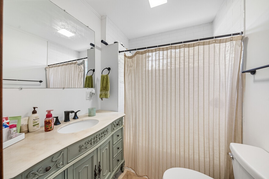 More Photos Of 40 Amboy Rd, Old Bridge Flex For Sale