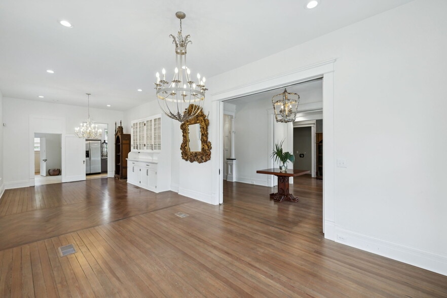 More Photos Of 321 E Dewey Pl, San Antonio Office For Sale