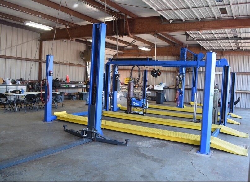 More Photos Of 817 S Gordon St, Alvin Auto Repair For Sale