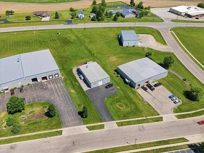 More Photos Of 590 Commercial Ave, Waterloo Auto Repair For Sale