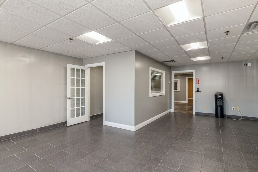 More Photos Of 108-122 New South Rd, Hicksville Warehouse For Lease