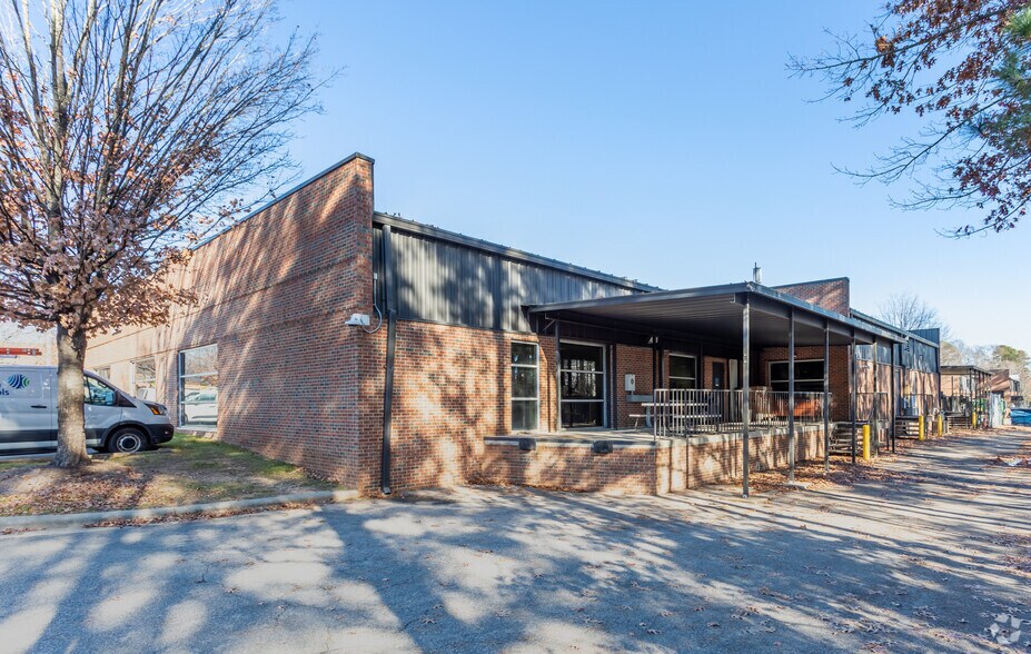 More Photos Of 633 Hutton St, Raleigh Showroom For Lease