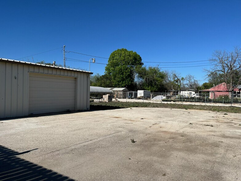 More Photos Of 108 Schertz Pky, Schertz Freestanding For Sale