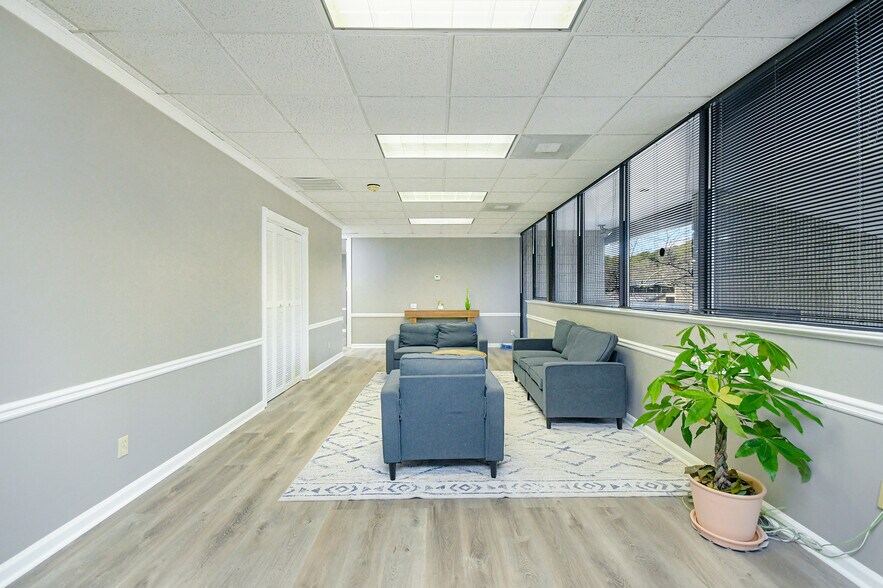 More Photos Of 3084 Mercer University Dr, Chamblee Office For Sale