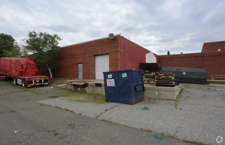 More Photos Of 60 E Jefryn Blvd, Deer Park Warehouse For Lease