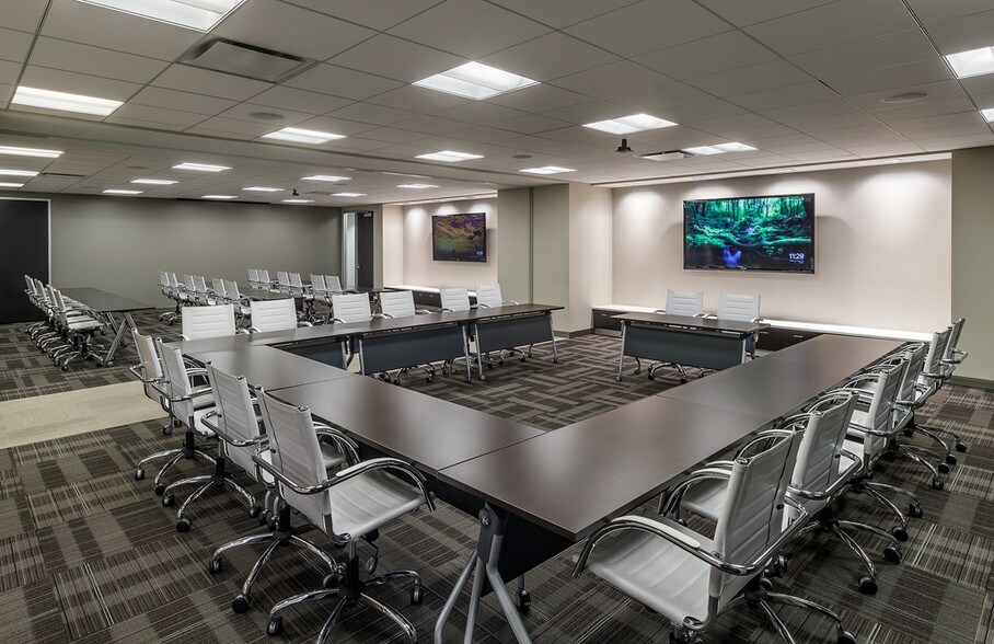 More Photos Of 10 N Martingale Rd, Schaumburg Coworking Space