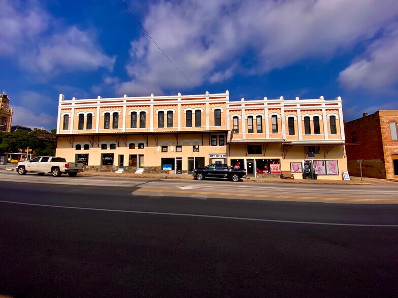 More Photos Of 101 W Main St, Llano Storefront Retail Office For Lease
