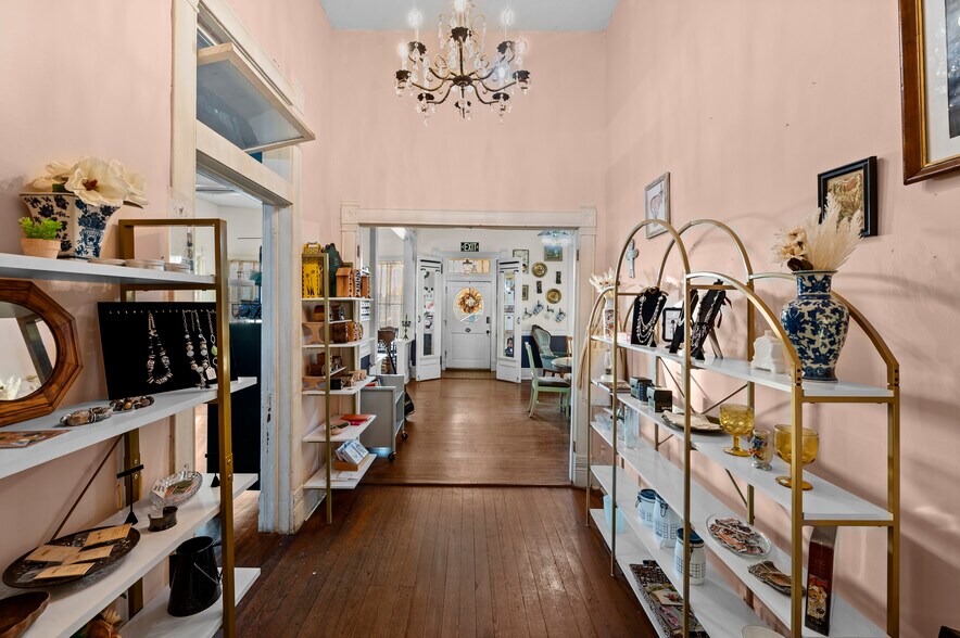 More Photos Of 202 N Newsom St, Mineola General Retail For Sale