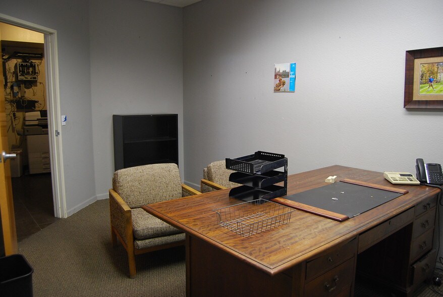 More Photos Of 15250 N Hayden Rd, Scottsdale Showroom For Sale