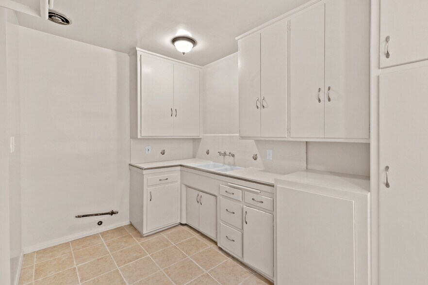 More Photos Of 123-129 N Jackson St, Glendale Apartments For Sale