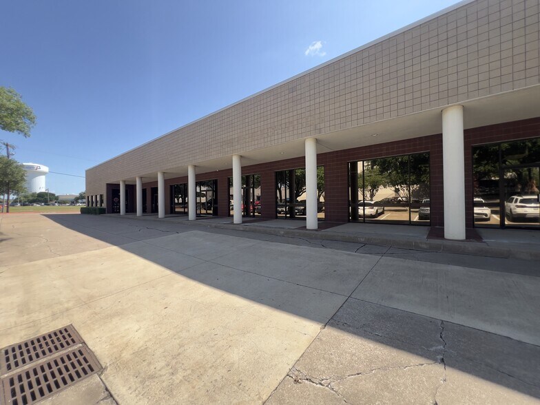 More Photos Of 1825 E Plano Pky, Plano Light Manufacturing For Lease