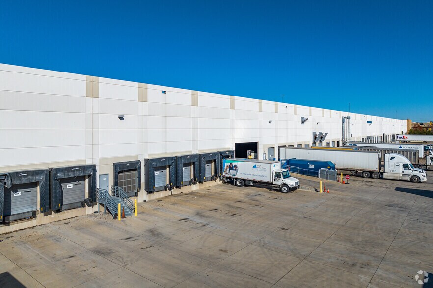 More Photos Of 12121 N Stemmons Fwy, Dallas Distribution For Lease