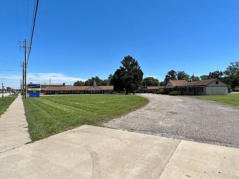 More Photos Of 1560 E 10th St, Jeffersonville Hotel For Sale