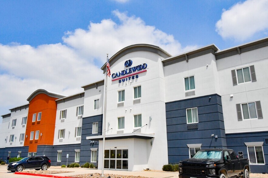 More Photos Of 304 Business Park Dr, Kenedy Hotel For Sale