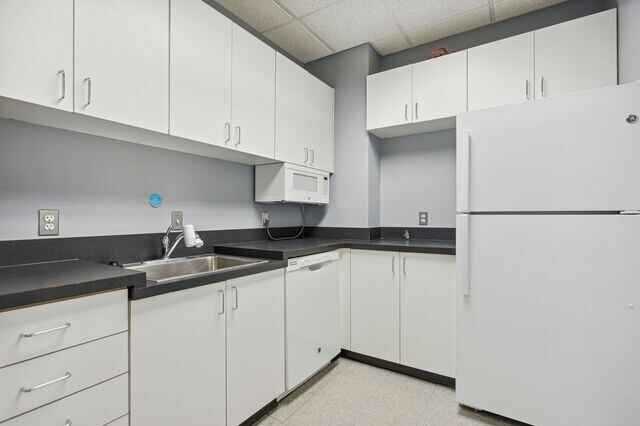 More Photos Of 1950 Old Gallows Rd, Vienna Office For Lease