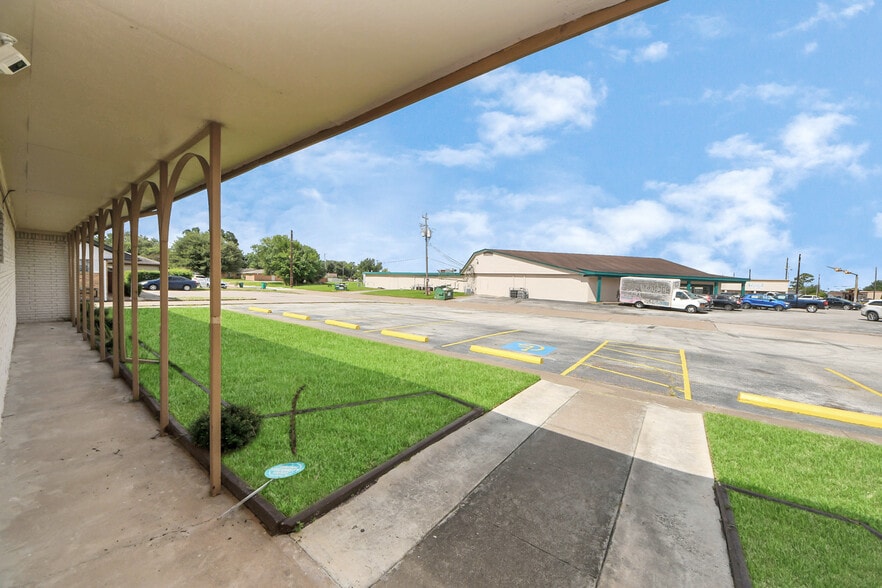 More Photos Of 2001 John St, Pasadena Office For Sale