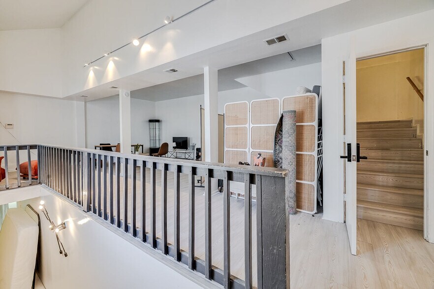 More Photos Of 302 W Victory Dr, Savannah Freestanding For Sale