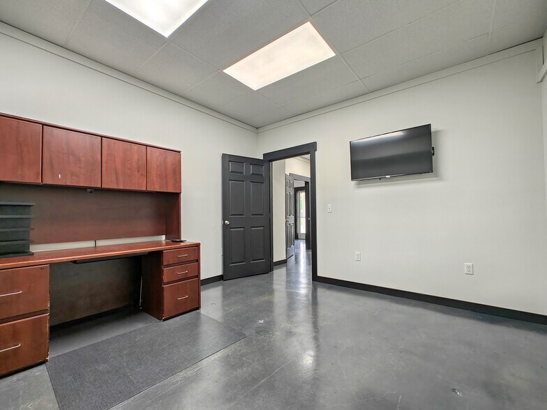 More Photos Of 13700 Hwy 70, Huntingdon Storefront For Sale