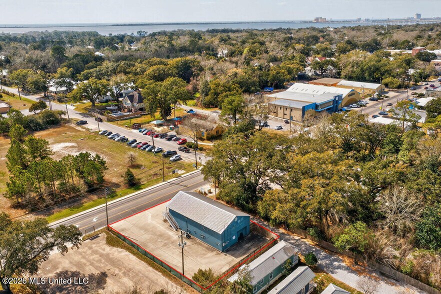 More Photos Of 2005 Government St, Ocean Springs Flex For Lease