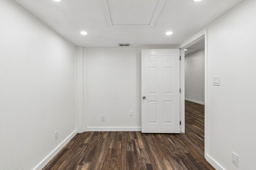 More Photos Of 6536 Lincoln Way N, Saint Petersburg Warehouse For Lease