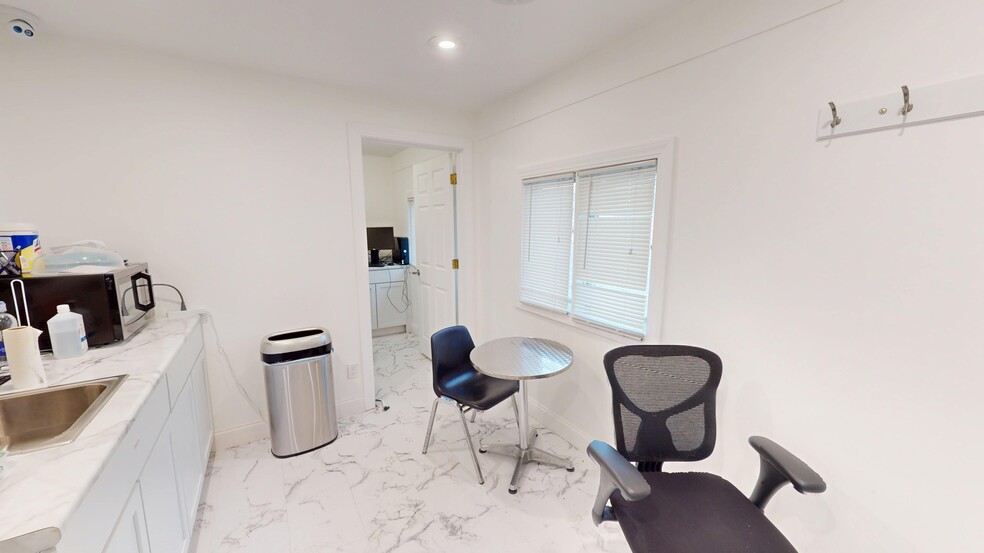 More Photos Of 718 N Bridge St, Yorkville Office For Lease