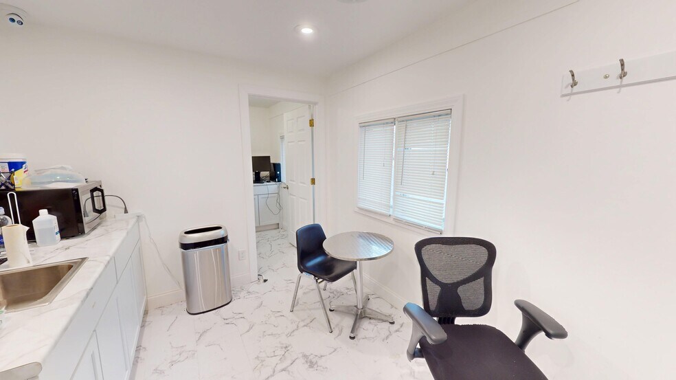 More Photos Of 718 N Bridge St, Yorkville Office For Lease