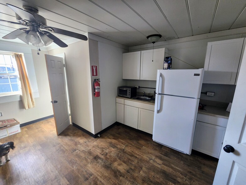 More Photos Of 712 Maccorkle Ave, Charleston Veterinarian Kennel For Sale