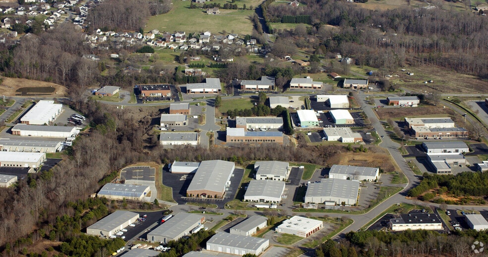 More Photos Of 123 Poplar Pointe Dr, Mooresville Flex For Lease