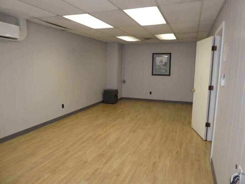 More Photos Of 6217 Enterprise Dr, Knoxville Light Distribution For Lease