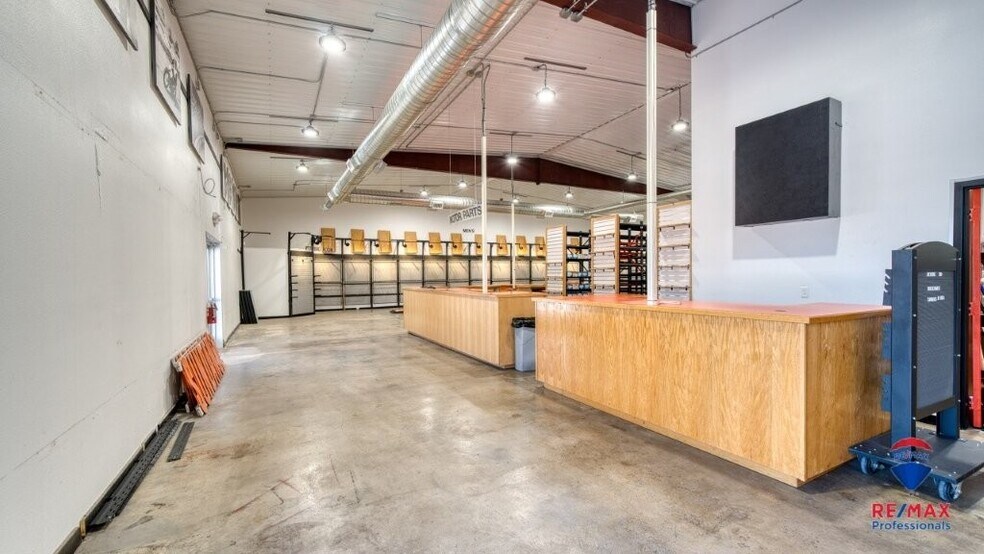More Photos Of 2423 E Cleveland St, Sundance Flex For Sale