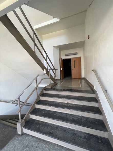 More Photos Of 225 E North St, Butler Schools For Sale