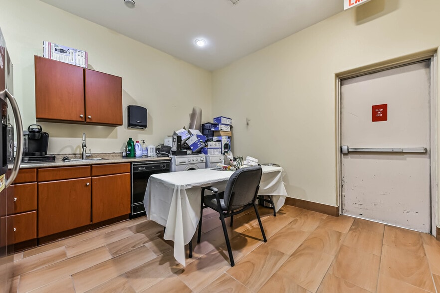 More Photos Of 1111 S Friendswood Dr, Friendswood Office For Lease