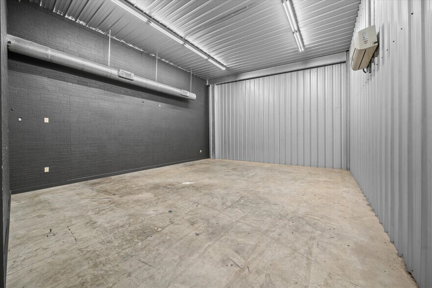 More Photos Of 1502 W 7th St, Laurel Showroom For Sale