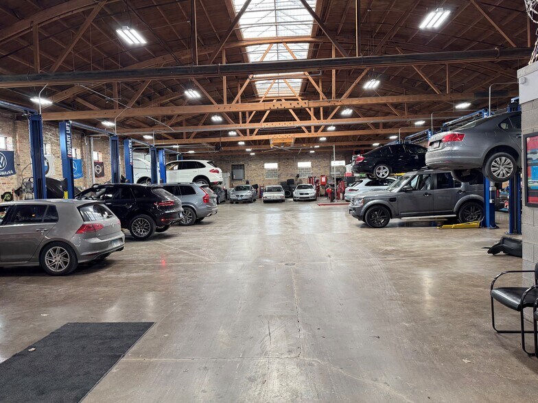 More Photos Of 2107 W Fulton St, Chicago Showroom For Sale