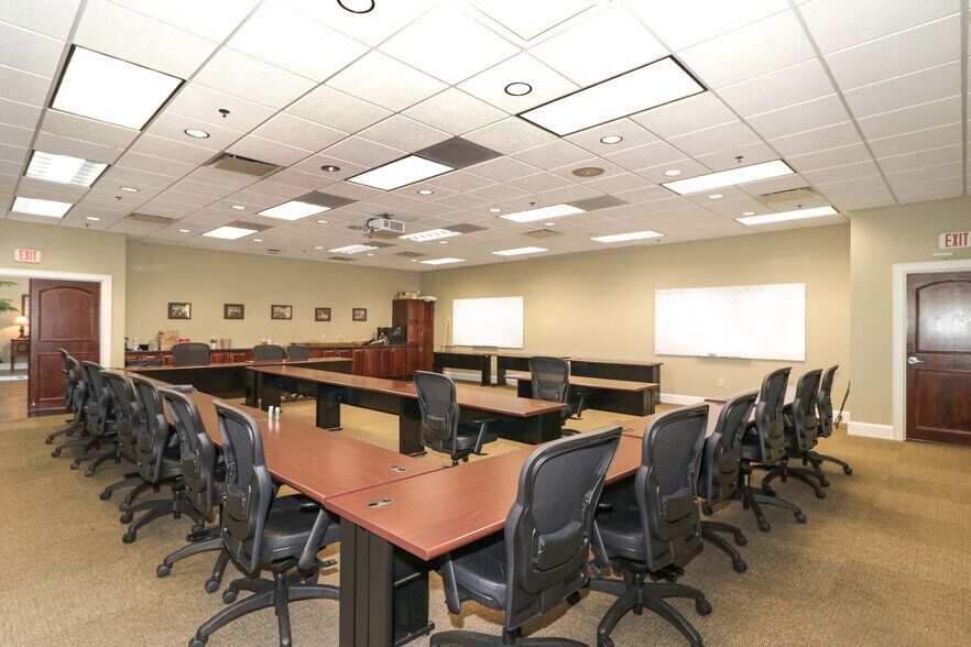 More Photos Of 160 Cedar Pointe Dr, Mooresville Flex For Sale