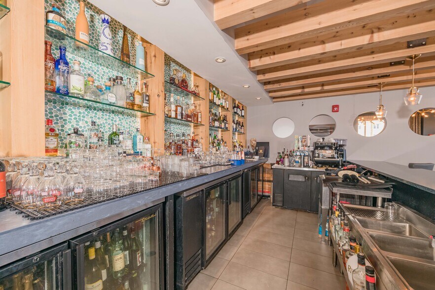 More Photos Of 831 N 1st St, Jacksonville Beach General Retail For Sale