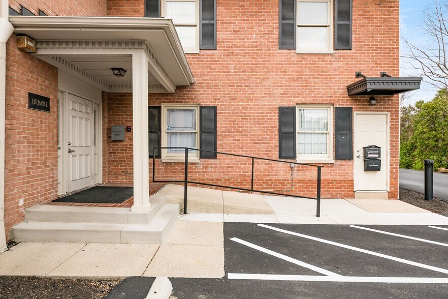 More Photos Of 261 W Johnstown Rd, Columbus Coworking Space