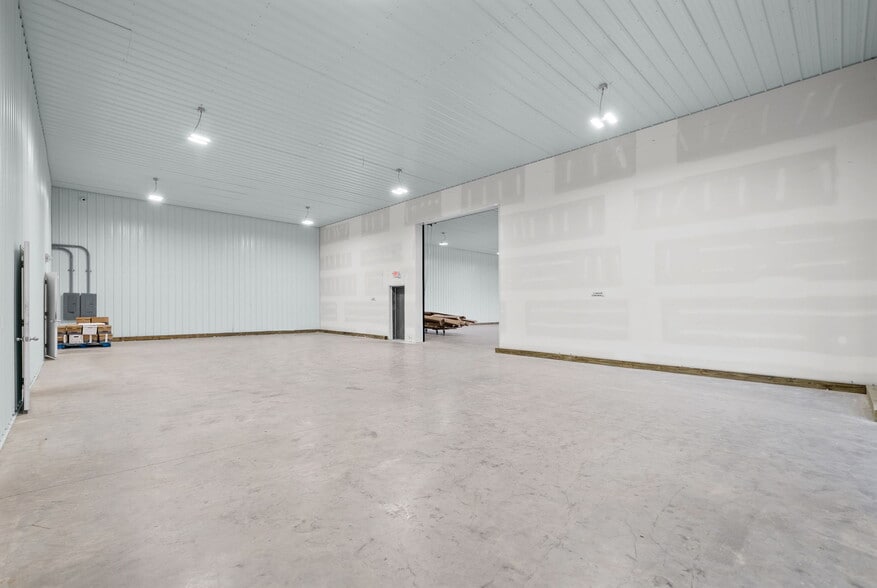 More Photos Of 1040 Smokestack Dr, Clarksville Warehouse For Lease