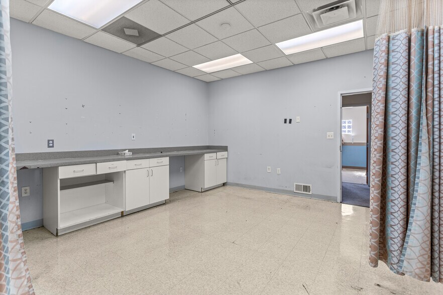 More Photos Of 18917 Joy Rd, Detroit Medical For Sale