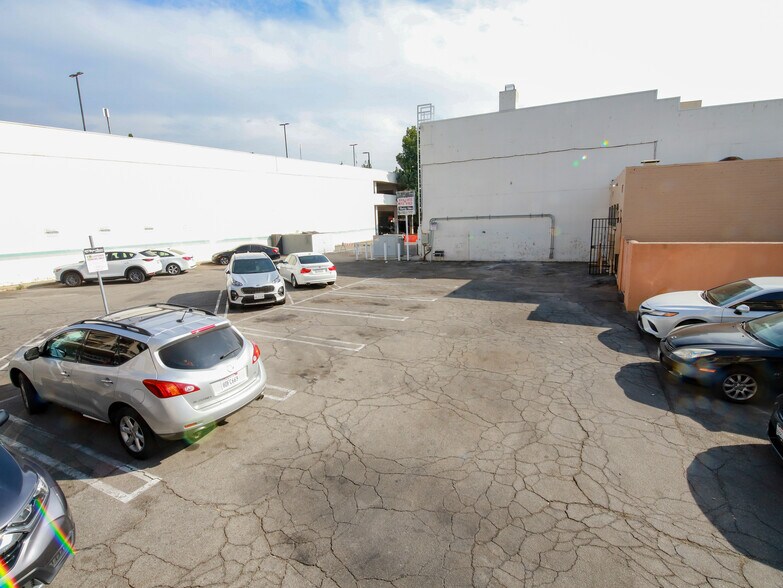 More Photos Of 212 N San Fernando Blvd, Burbank Storefront For Sale