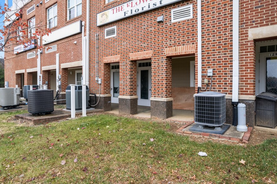 More Photos Of 13885 Hedgewood Dr, Woodbridge Office Residential For Sale