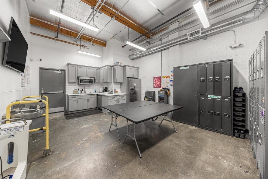 More Photos Of 44211 Yucca Ave, Lancaster Warehouse For Sale